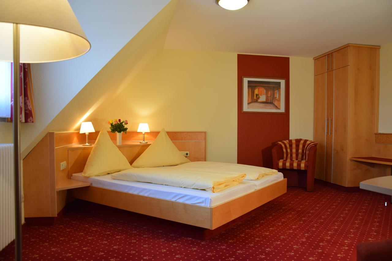 Hotel Restaurant Zur Linde Erbach an der Danau Esterno foto